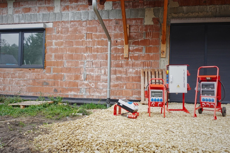 Rozdzielnica budowlana na stojaku zabezpieczona SET-S/FI przenośna z gniazdami 16A 32A CEE MENNEKES 4x230V rozdzielnia elektryczna na budowę skrzynka elektryczna z zabezpieczeniem Schuko Doktorvolt DV-0126-D