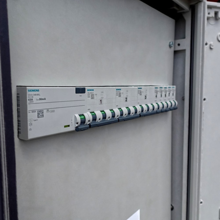 Rozdzielnica budowlana na stojaku OS-S/FI SET 2x32A 1x16A 8x230V gniazda Mennekes zabezpieczenia SIEMENS Doktorvolt DV-6894-D