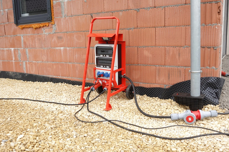 Rozdzielnica budowlana na stojaku z licznikiem zużycia energii eXT S/FI SET przenośna z gniazdami 2x16A 32A CEE MENNEKES 4x230V Schuko rozdzielnia elektryczna na budowę skrzynka elektryczna z zabezpieczeniem Doktorvolt DV-6177-D