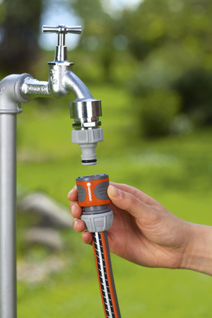 Zestaw do nawadniania ogrodu Bradas Wąż White Line ⅝” + Gardena zraszacz Aquazoom 350m2 + 2X Gardena złączka DVZ-0003