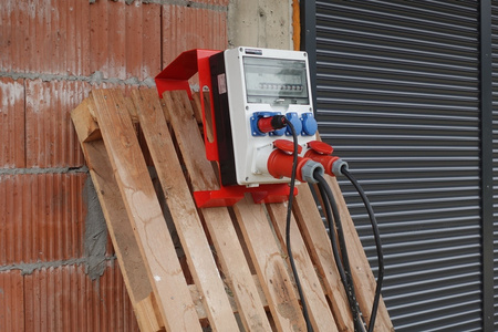 Rozdzielnica budowlana na stojaku zabezpieczona SET-S/FI przenośna z gniazdami 16A 32A CEE MENNEKES 4x230V rozdzielnia elektryczna na budowę skrzynka elektryczna z zabezpieczeniem Schuko Doktorvolt DV-0126-D