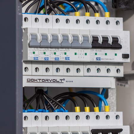 Słupek dystrybucyjny 2x16A 5P 400V rozdzielnica elektryczna z przyłączem wodnym 4x16A 2p+E 230V 2x16A 3P 230V CV-CAMP DV-2209-D