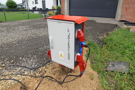 Rozdzielnica budowlana OS-S/FI SET 32A CEE MENNEKES z gniazdami 400V 230V na stojaku wyłącznik różnicowy rozdzielnia elektryczna przenośna na budowę skrzynka elektryczna z zabezpieczeniem Doktorvolt DV-6894-D