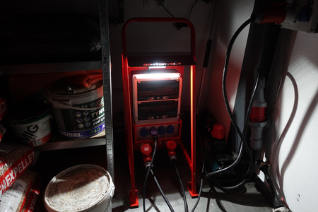 Rozdzielnica budowlana na stojaku z licznikiem zużycia energii eXT S/FI SET przenośna z gniazdami 2x16A 32A CEE MENNEKES 4x230V Schuko rozdzielnia elektryczna na budowę skrzynka elektryczna z zabezpieczeniem Doktorvolt DV-6177-D