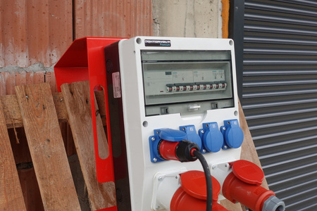 Rozdzielnica budowlana na stojaku zabezpieczenia Siemens pTD-S/FI SET przenośna z gniazdami 16A 32A CEE MENNEKES 4x230V rozdzielnia elektryczna na budowę skrzynka elektryczna z zabezpieczeniem Doktorvolt DV-6160-D