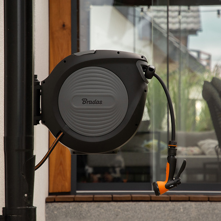 Bęben automatyczny 20m 1/2'' z pistoletem zwijak ścienny na wąż ogrodowy zwijacz przenośny regulowany czarny Bradas ECO-W1B20