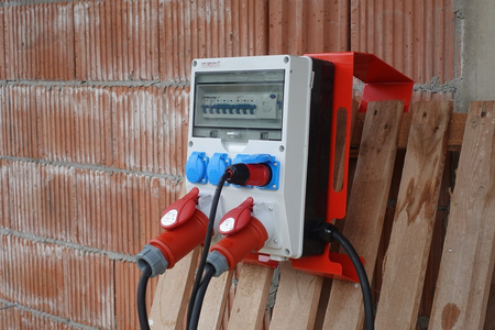 Rozdzielnica budowlana na stojaku zabezpieczona SET-S/FI przenośna z gniazdami 16A 32A CEE MENNEKES 4x230V rozdzielnia elektryczna na budowę skrzynka elektryczna z zabezpieczeniem Schuko Doktorvolt DV-0126-D